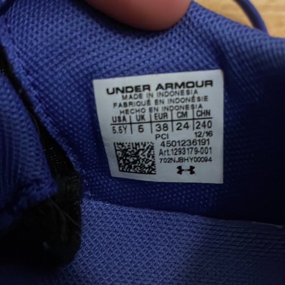 Youth Under Armour Sneakers 5.5 size - Picture 3 of 3
